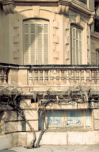 Façade antérieure. Etage de soubassement en partie couvert en terrasse d'agrément.