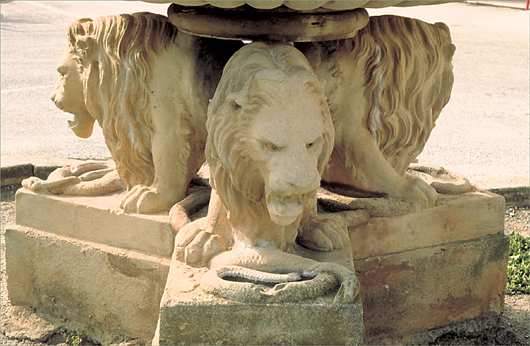 Lions terrassant des serpents employés en remploi pour soutenir des jardinières modernes.