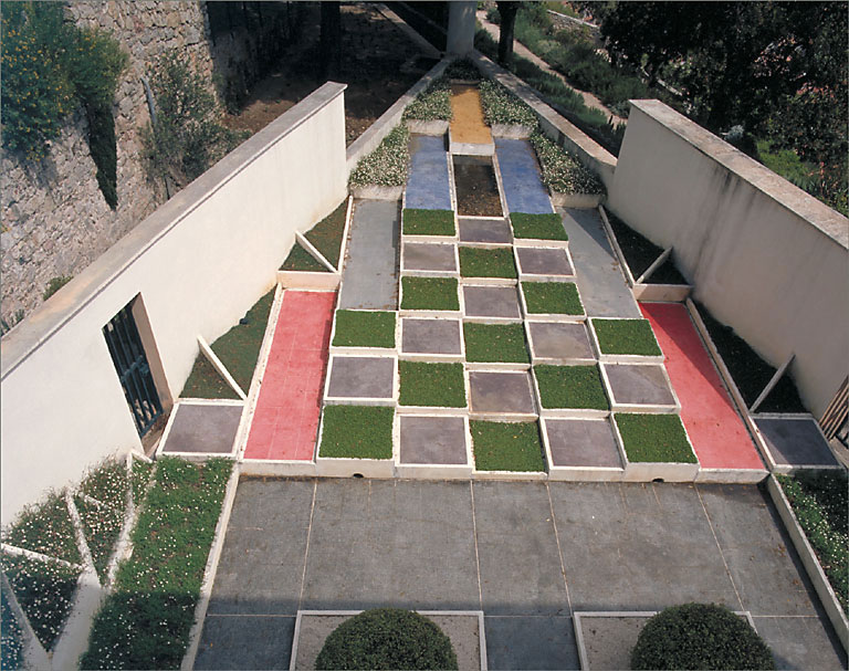 Le jardin cubiste reconstitué. Vue axiale prise de l'ouest.