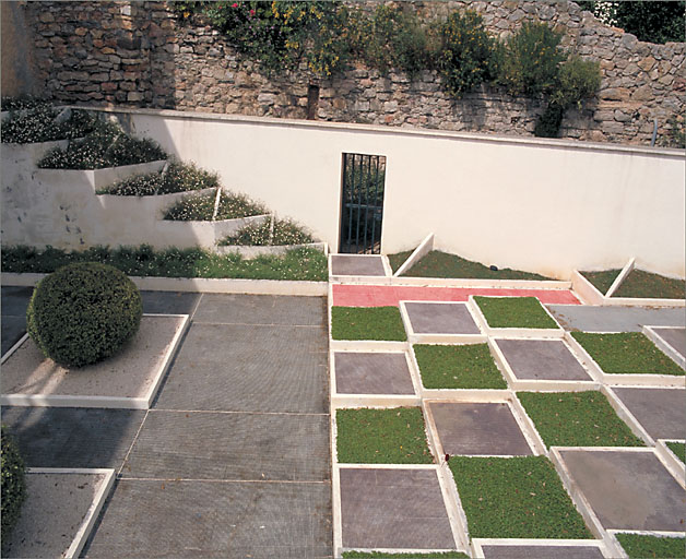 Le jardin cubiste reconstitué. Vue transversale partielle.