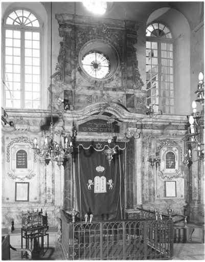 Salle de prière. Vue de l'arche sainte.