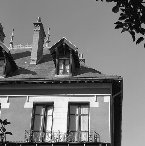 Elévation sud. Détail. Fenêtres jumelées et fenêtre lucarne.