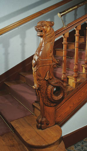 Vue d'ensemble du départ de la rampe d'appui. Figure de proue mi-lion, mi-serpent.