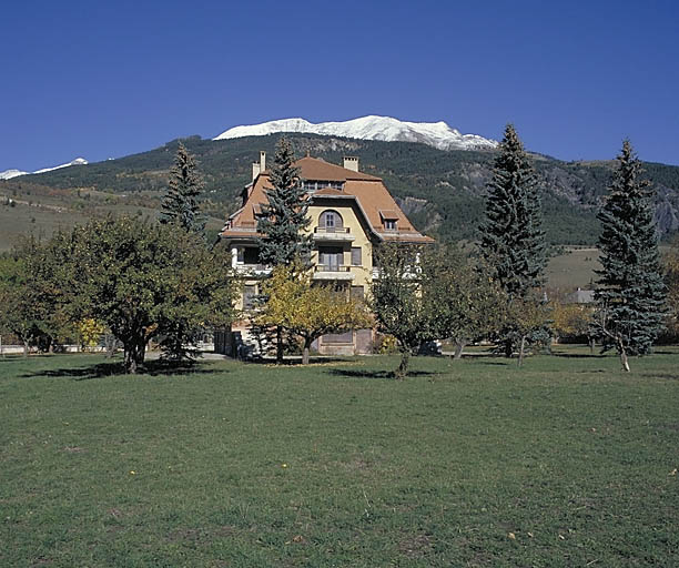 Villa dans son parc. Elévation sud.