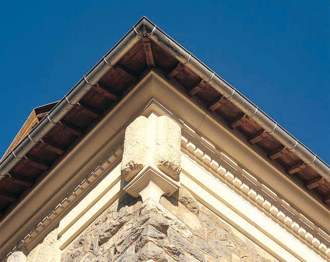 Sommet de l'élévation. Détail de l'angle.