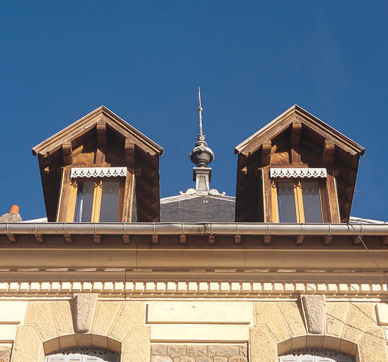 Toiture : fenêtres lucarnes et épi de faîtage.