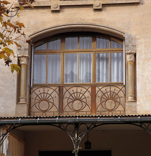 Elévation sud. Détail des percements. Baie en anse de panier.