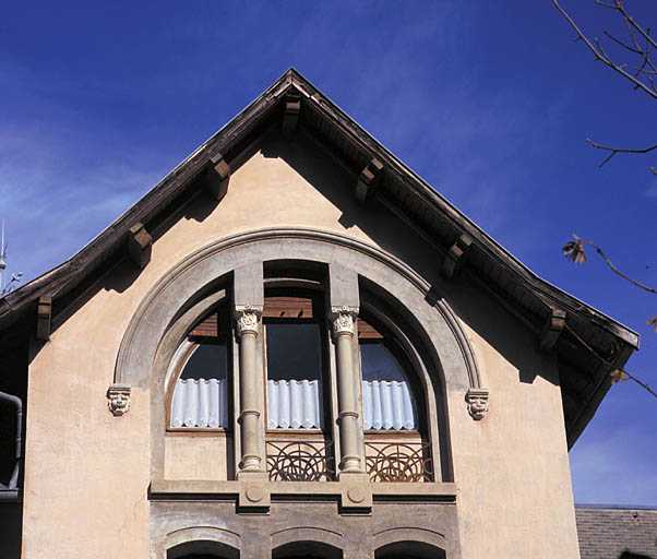 Elévation sud. Détail des percements. Fenêtre thermale.