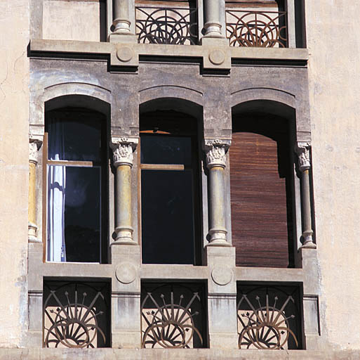 Elévation sud. Détail des percements. Baie triple.