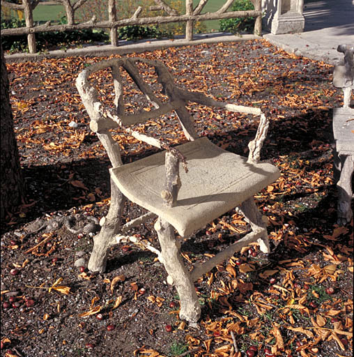 Le fauteuil de jardin en rocaille.