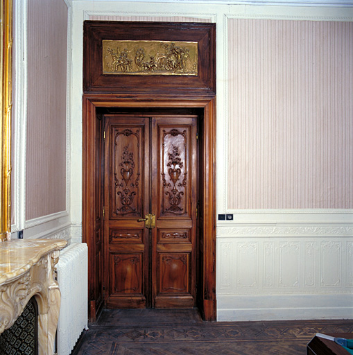 Vue d'ensemble d'une porte de salon.