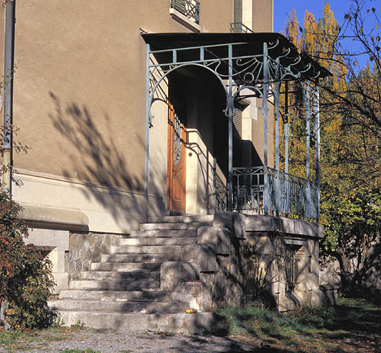 Elévation est : le porche d'entrée.