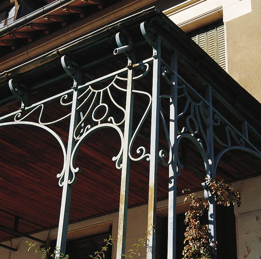 Véranda. Détail de la ferronnerie (angle).