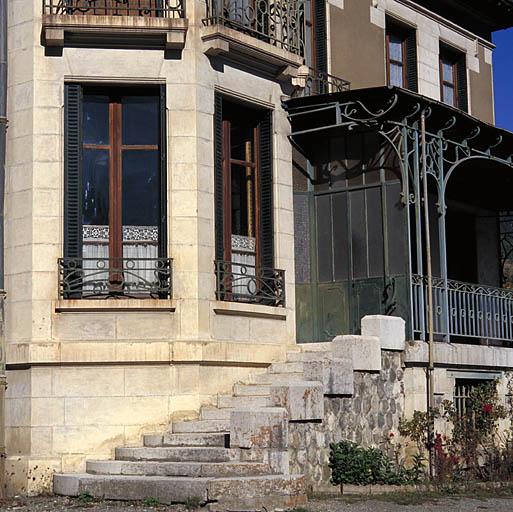 Elévation sud : escalier desservant la véranda.