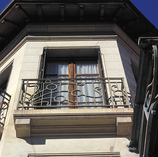 Elévation sud : une des fenêtres de l'étage du bow-window.