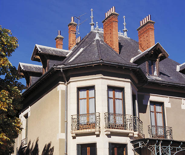 Toiture. Implantation des souches de cheminée et fenêtres lucarnes.