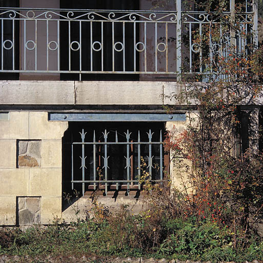 Elévation sud. Détail du soupirail et balustre en ferronnerie.