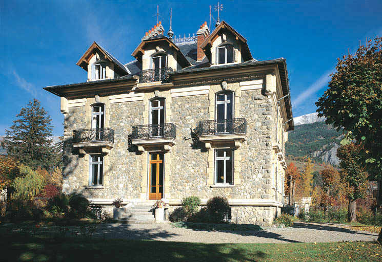 Elévation sud sur jardin.