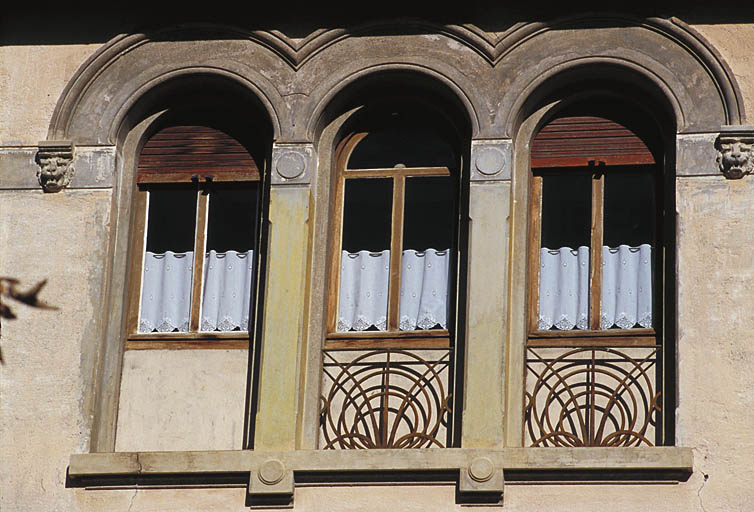 Elévation sud. Baie triple.