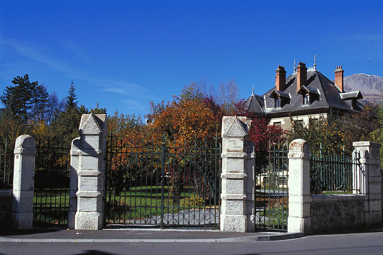 Vue d'ensemble avec portail sur la rue.