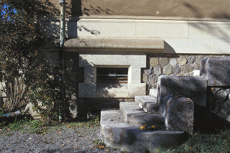 Elévation est. Détail du soubassement (soupirail).