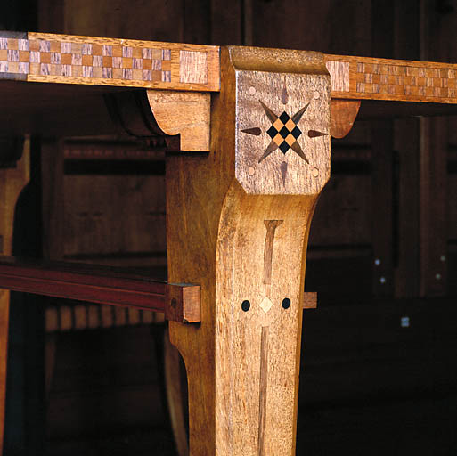 Détail de l'assemblage d'un pied et du plateau.