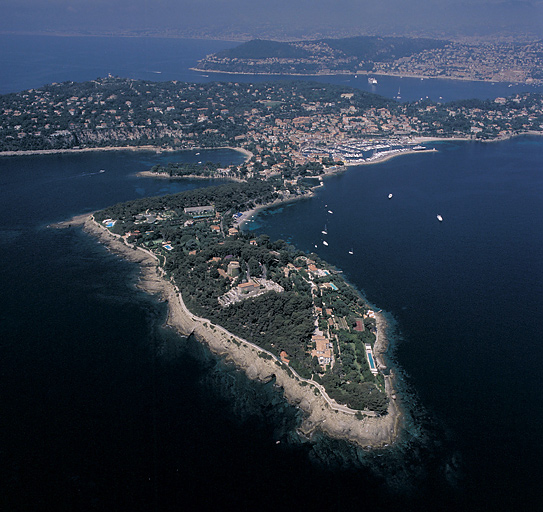 Saint-Jean-Cap-Ferrat. Vue aérienne panoramique du quartier Saint-Hospice depuis l'est.