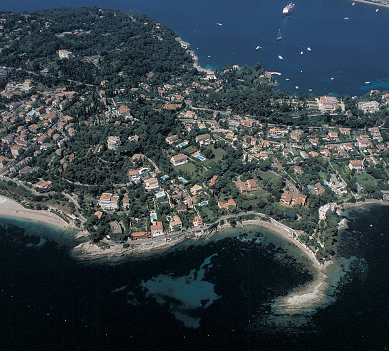 Saint-Jean-Cap-Ferrat. Vue aérienne panoramique des quartiers Colla Blanca et Rompa Talon, depuis l'est.