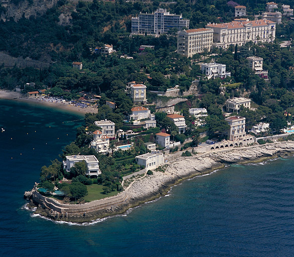 Vue aérienne du Cap Mala depuis le sud.