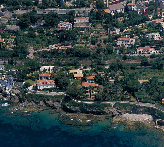 Vue aérienne depuis le sud.