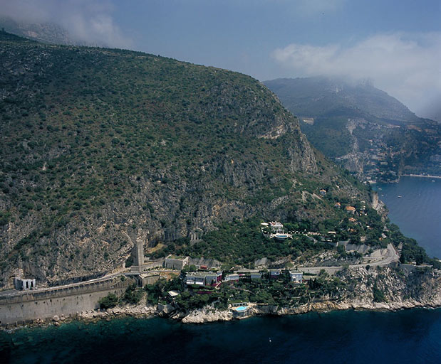 Eze-sur-Mer. Vue aérienne du quartier Cap Estel depuis le sud-ouest.