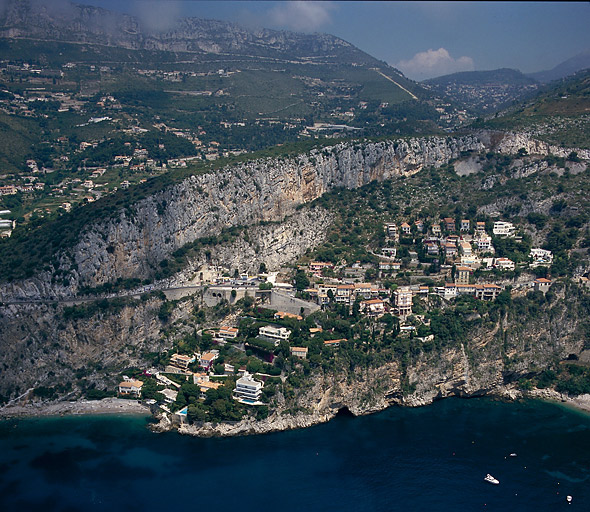 Cap d'Ail. Vue aérienne des quartiers Pissarelles et Costa Plana depuis le sud.