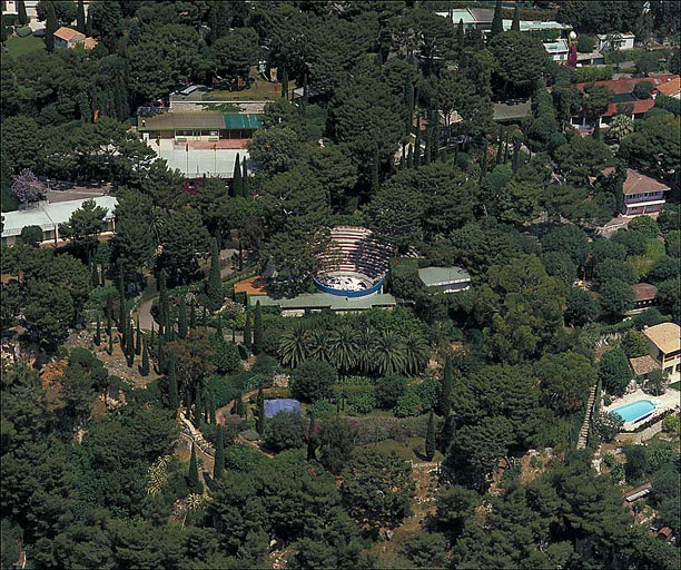 Centre de loisirs dit Centre Universitaire Méditerranéen Alliance Française. Vue aérienne de l'amphithéatre depuis l'est.