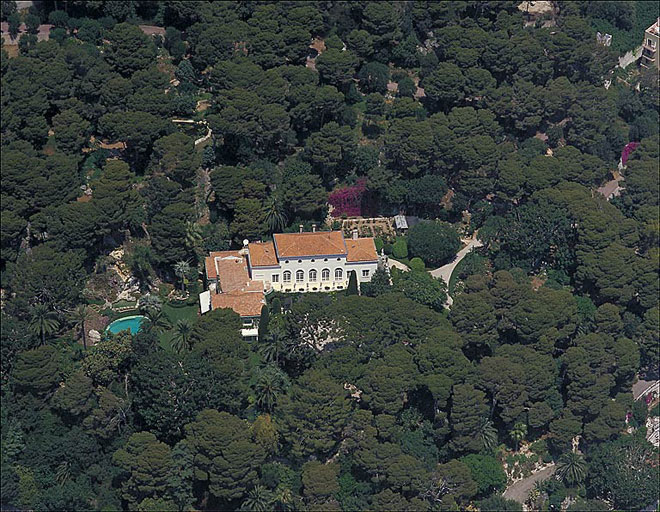 Cap d'Ail. Vue aérienne d'une villa aristocratique entourée de son parc.