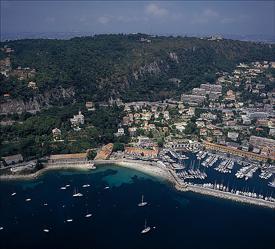 Villefranche-sur-Mer. Vue aérienne panoramique du quartier La Darse, depuis l'est.