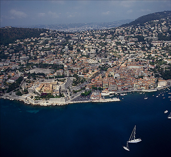 Villefranche-sur-Mer. Vue aérienne panoramique des quartiers Villefranche, La Gravette, Remelin et La Barnassa, depuis l'est.