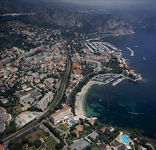 Vue de situation de l'hôtel Royal Riviera, depuis le sud.