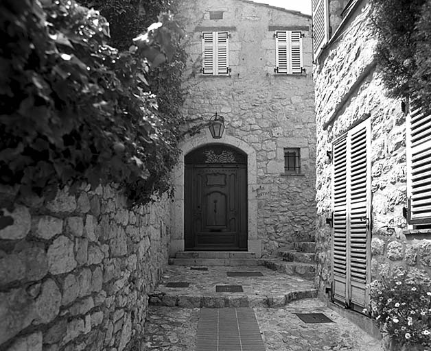 Vue de la façade d'entrée, depuis l'est.