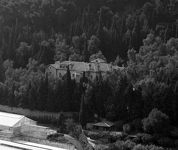 Vue d'ensemble des partie hautes de la villa, depuis l'est.