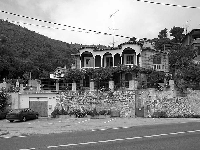 Vue d'ensemble de la façade sud.