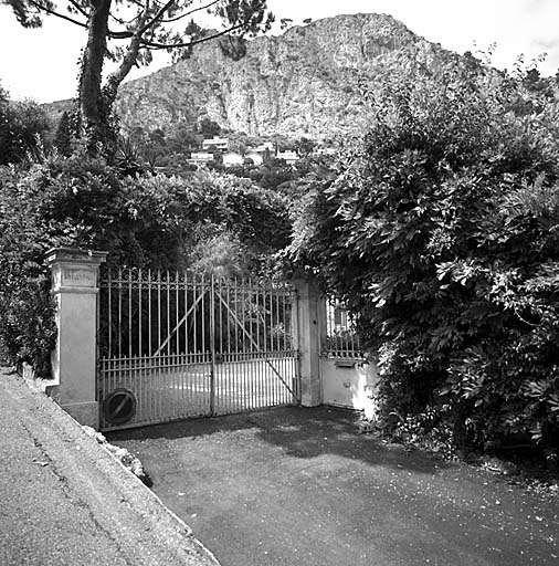 Vue du portail, depuis le sud.