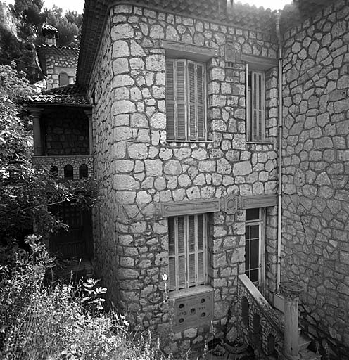 Détail : le degré situé sur la façade ouest et le corps de porche situé sur la façade nord, depuis l'ouest.