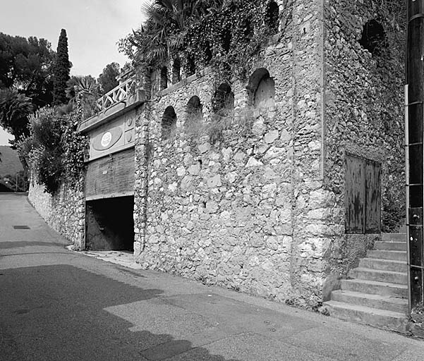 Détail : le mur de soutènement et le garage, depuis l'est.