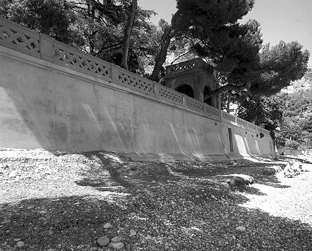 Temple ouvert sur la mer situé à l'est de la parcelle, depuis l'ouest.