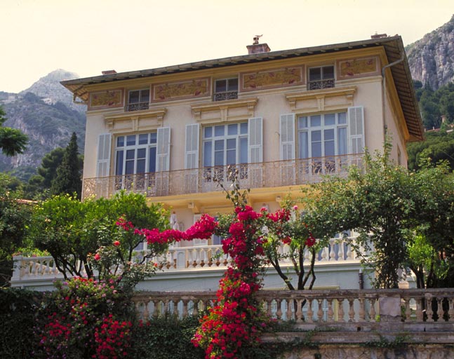 Eze, villa éclectique à façade ordonnancée (villa Véga).