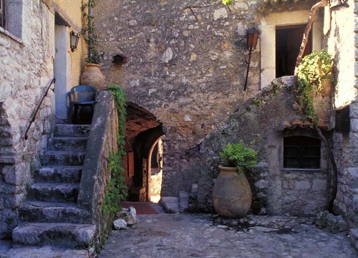 Vue partielle de la façade avec escalier au premier plan, depuis le nord.