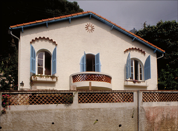 Vue d'ensemble de la façade est, depuis l'est.