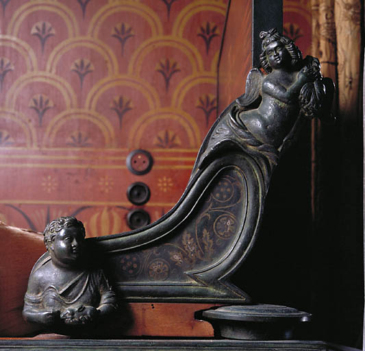 Détail : le décor en bronze du chevet.