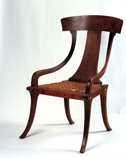 Vue d'ensemble du second fauteuil, en noyer d'Amérique.
