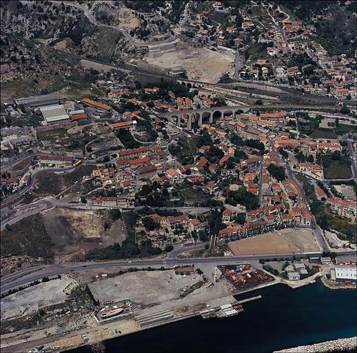 Vue aérienne du quartier de villégiature, prise du sud en direction du nord : au premier plan le port, le stade et la voie littorale, au lointain les voies ferrées.